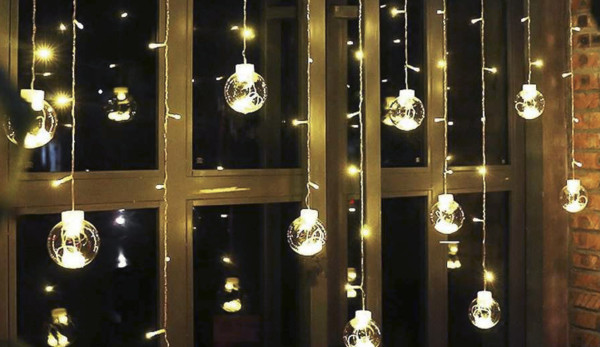 Light chain with Christmas balls