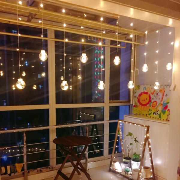 Light chain with Christmas balls: Decorate with atmospheric Christmas lights