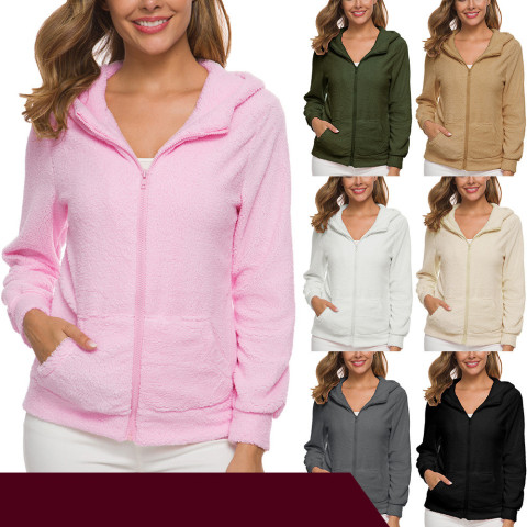 Cozy hooded sweater in fleece with zipper and pockets on the stomach