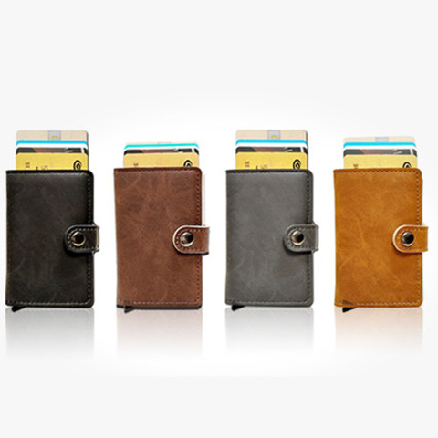 Card holder in leather with a button that automatically postpones the cards 